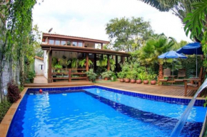 Casa com piscina poucos passos de Camburi